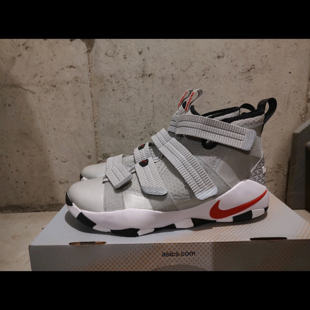 Nike LeBron Zoom Soldier Xl Silver Bullet Size 11